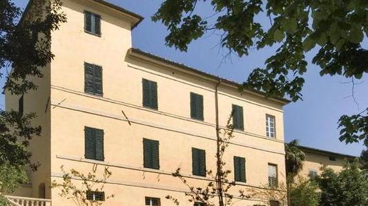Foto dentro l’ex manicomio, denunciata coppia cascinese