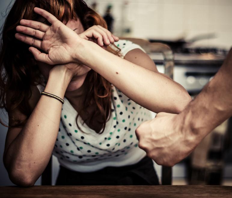 Prende per il collo la moglie davanti al figlio 
