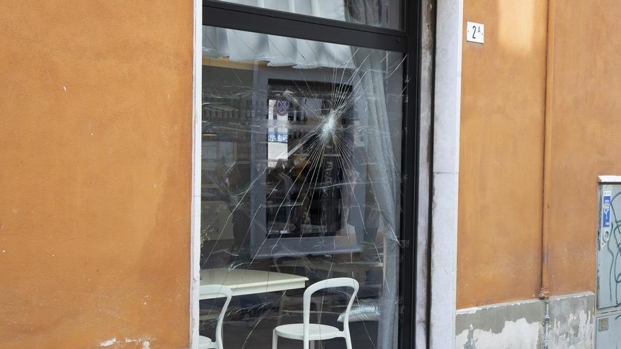 Spaccata nella notte in via Taglio