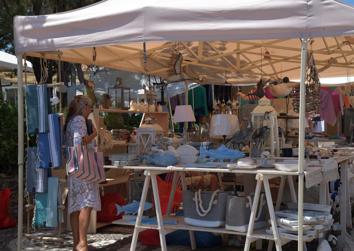 Tra gli stand di via Belli: «Noi siamo ottimisti» 
