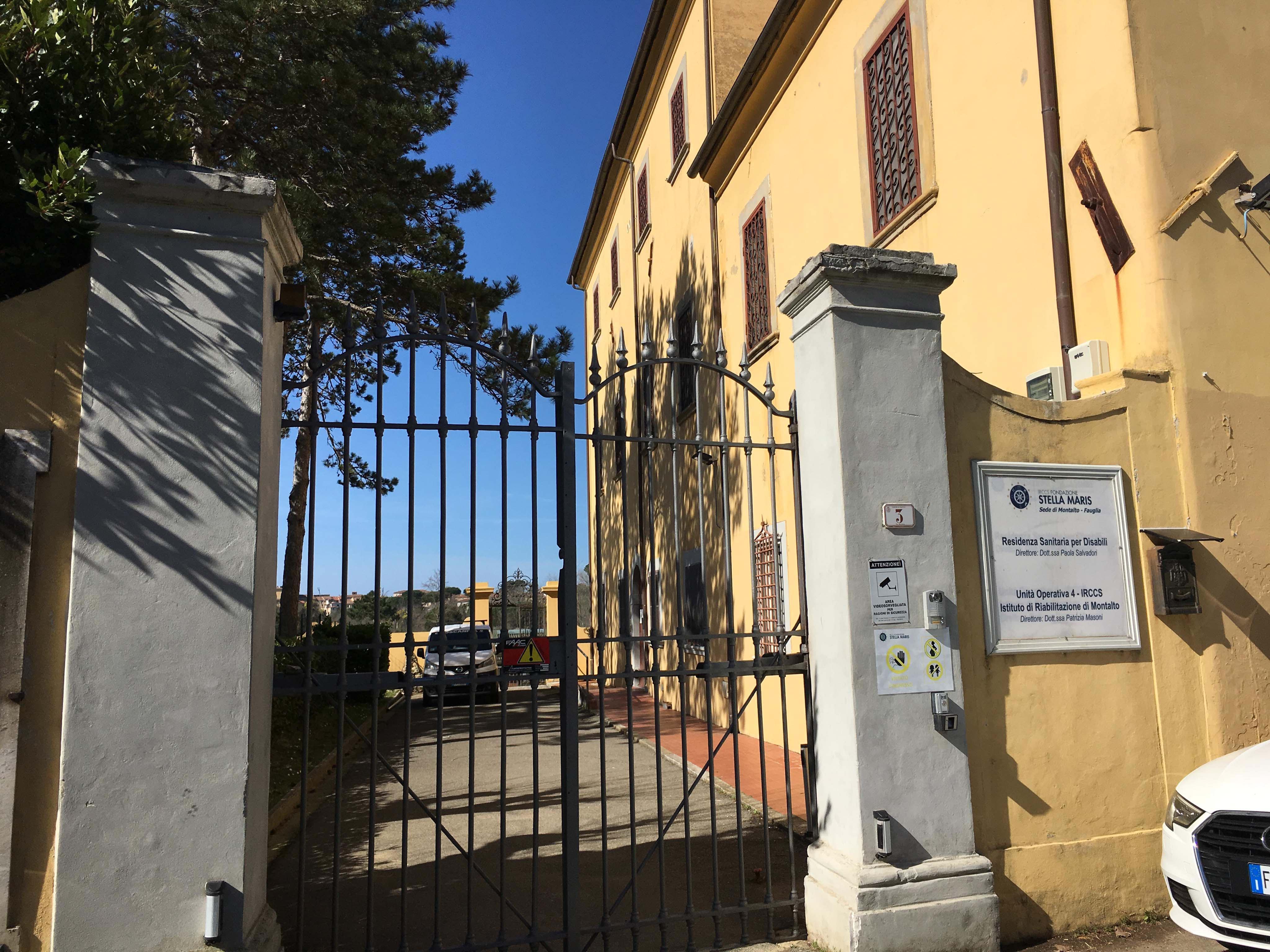 Abbandonano il figlio disabile in una casa di cura e vanno a vivere all'estero
