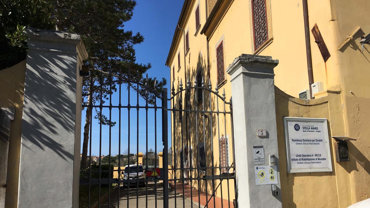 Abbandonano il figlio disabile in una casa di cura e vanno a vivere all'estero