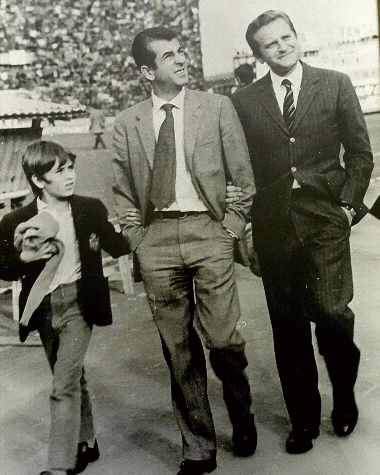 Da destra: Giampiero Boniperti con Andrea Arrica e il figlio Stefano allo stadio poco prima della partita Cagliari-Juventus