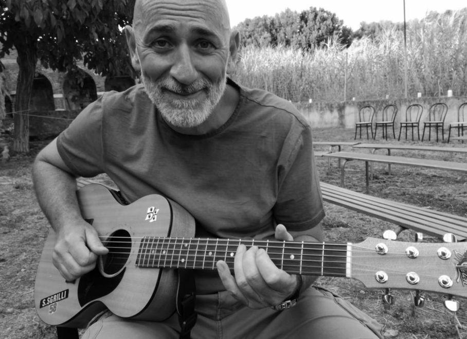 Sergio Sgrilli, chitarra e fantasia: bentornata Ferriera di Mezzo 