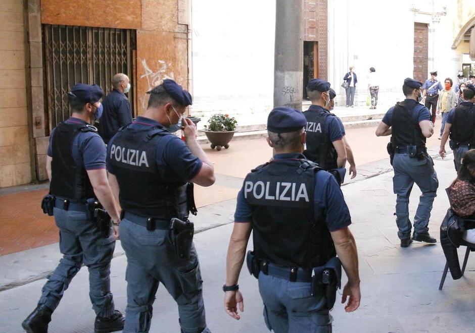 Poliziotti in centro a Pisa