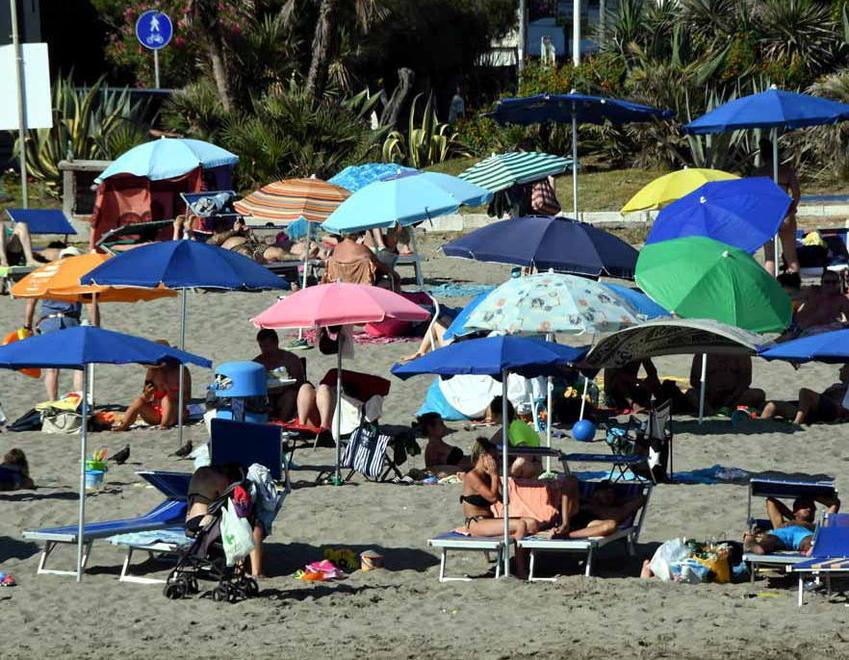 Ferie più lunghe e paura del contagio, è l’assalto agli affitti estivi sulla costa apuana