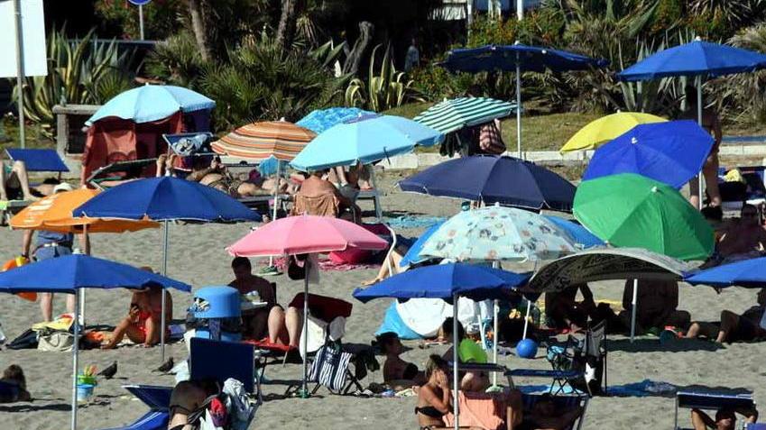 Ferie più lunghe e paura del contagio, è l’assalto agli affitti estivi sulla costa apuana