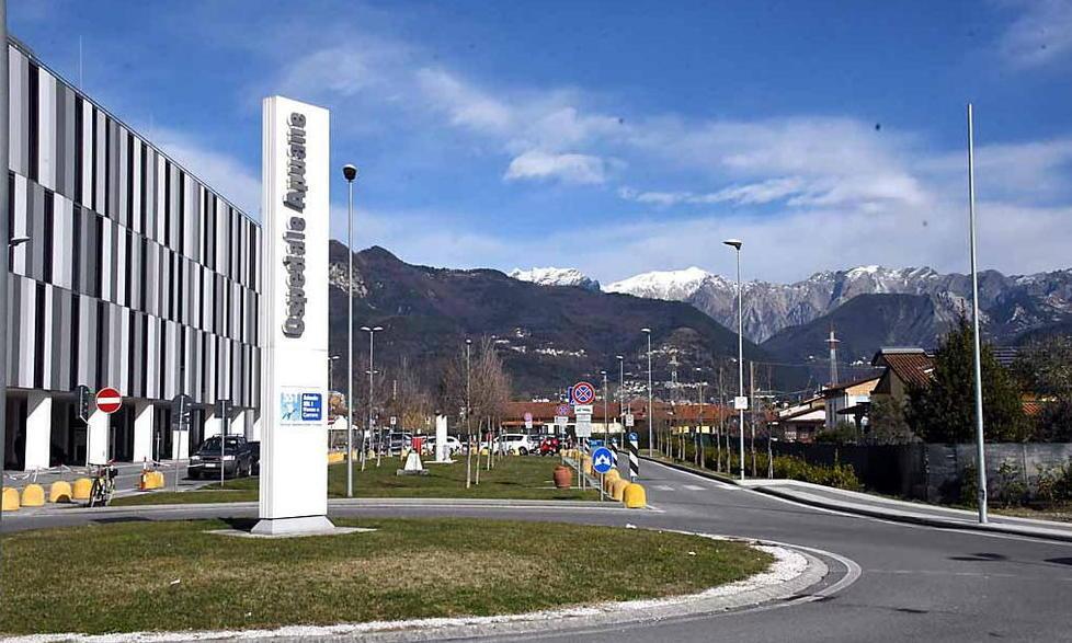 Quattro dosi di vaccino, la giovane non si è ancora ripresa 