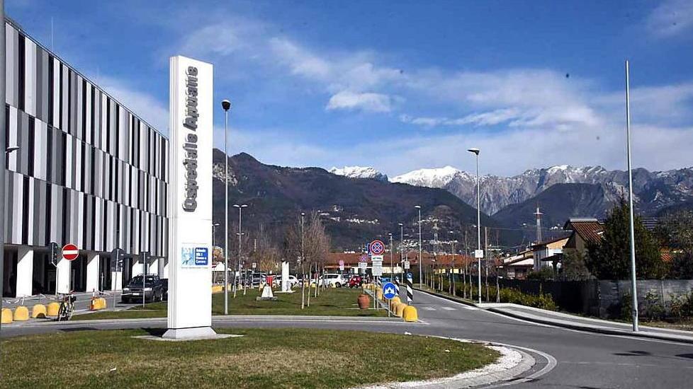 Quattro dosi di vaccino, la giovane non si è ancora ripresa