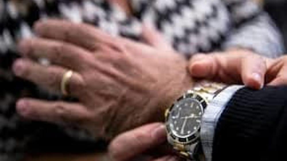 Ruba il Rolex dal polso di un 82enne, denunciata una donna di 31 anni