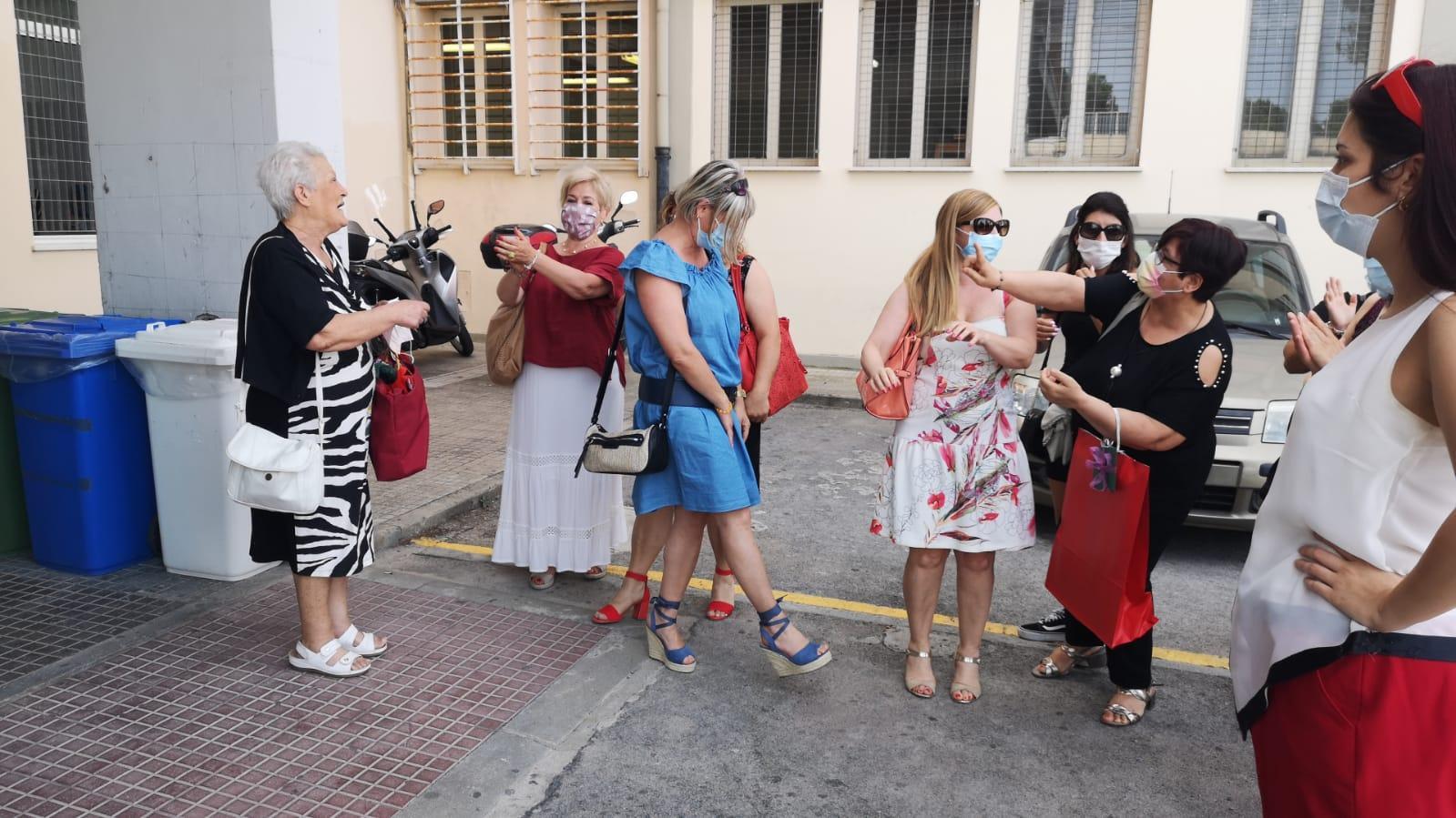 Paola Piras accolta dall'applauso delle compagne e della nipote (foto Mauro Chessa)