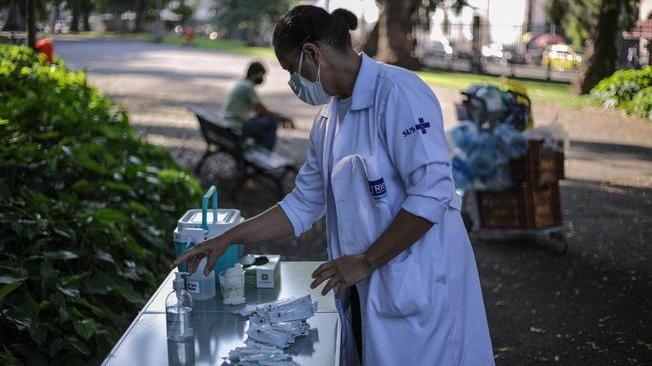 Vaccini: record in Brasile, 2,2 milioni di dosi in un giorno
