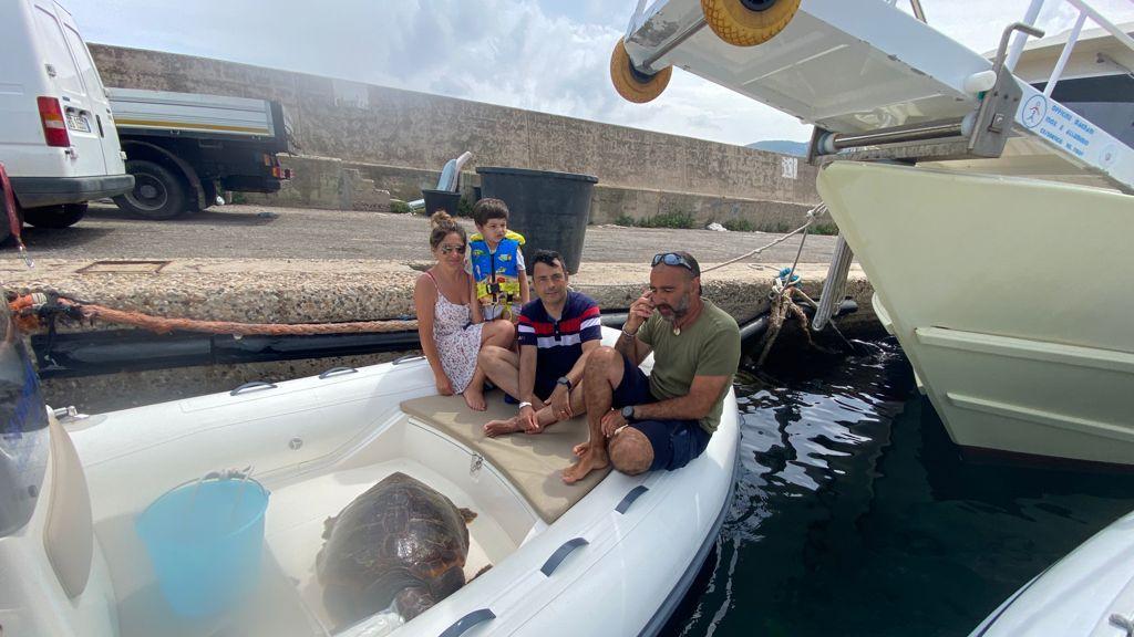 Il piccolo Leone con mamma e papà partecipa al salvataggio di una tartaruga a Cala Luna e le dà il nome: Leonessa 