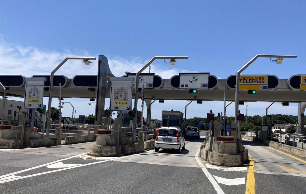 Il casello della Tirrenica a Cecina e l'ingresso all'autostrada costiera mai costruita in Toscana