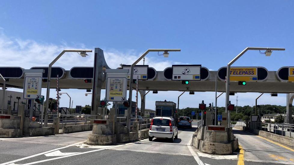 Il casello della Tirrenica a Cecina e l'ingresso all'autostrada costiera mai costruita in Toscana