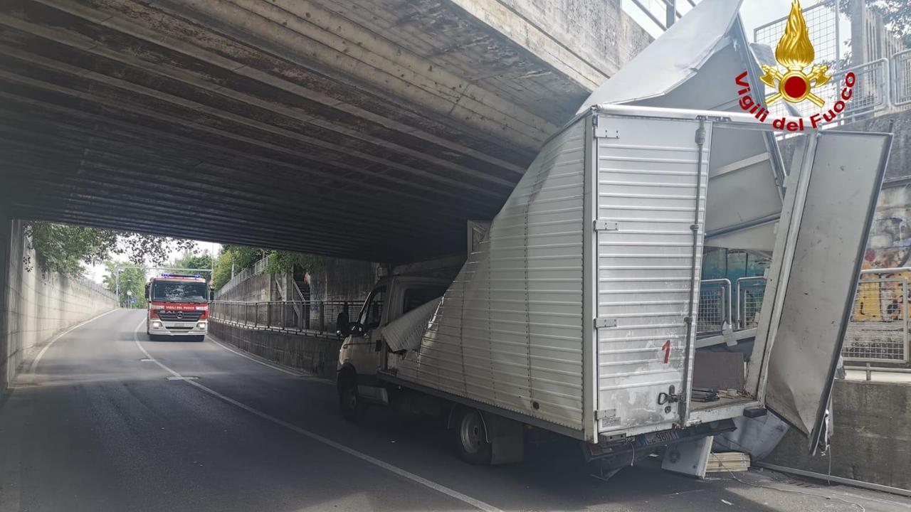 Carpi, resta incastrato nel sottopasso con il furgone