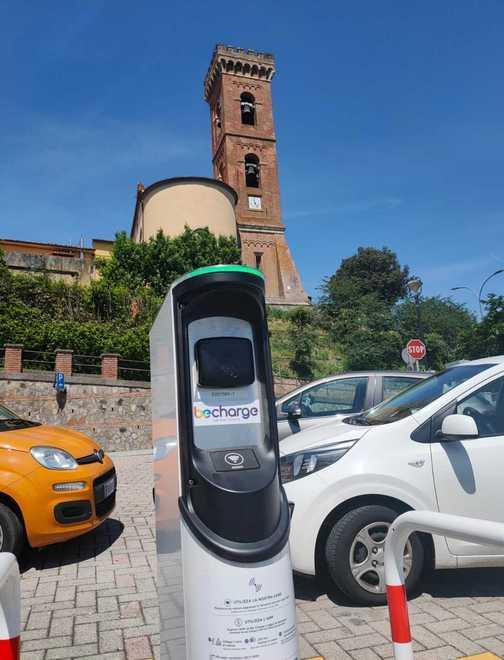 “Distributori” green in 2 piazze per ricaricare i veicoli elettrici
