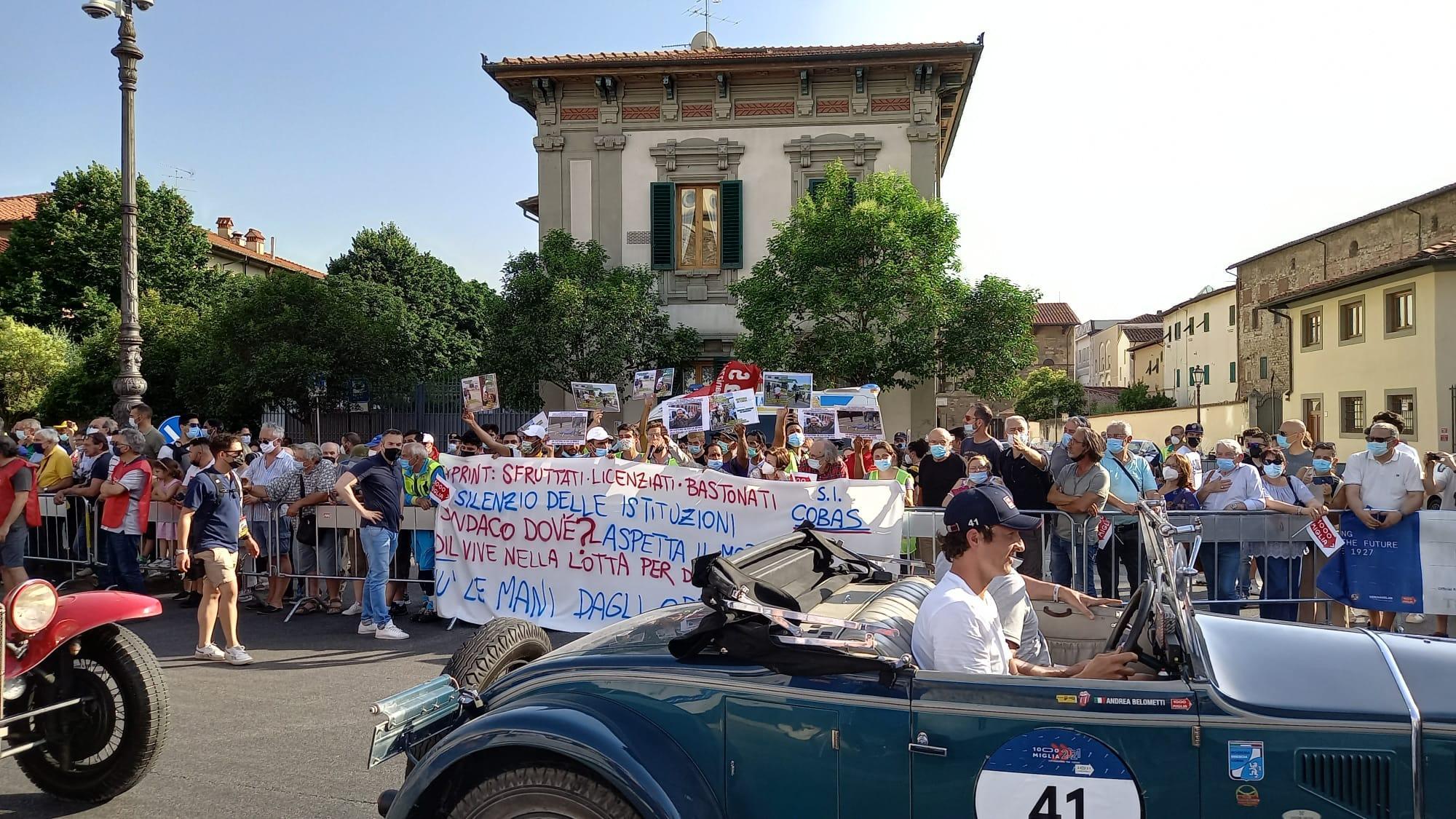 La protesta in piazza delle Carceri mentre passano le Bugatti