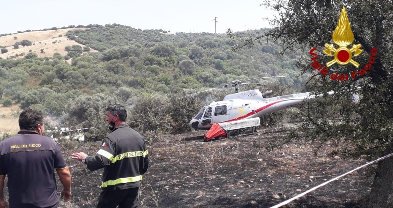 Ozieri, elicottero dell'anticendio che sorvola un rogo s'impiglia nei cavi elettrici e cade