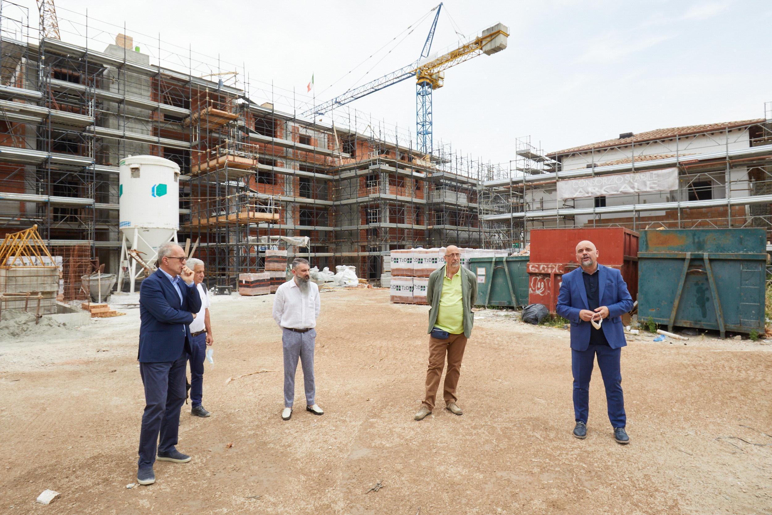 Il sopralluogo al cantiere dell'ex Lux a La Torre dove nasceranno 107 nuovi appartamenti (foto  Carlo Sestini)