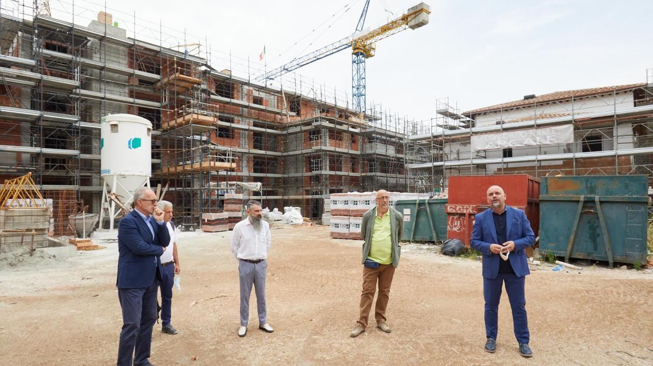Il sopralluogo al cantiere dell'ex Lux a La Torre dove nasceranno 107 nuovi appartamenti (foto Carlo Sestini)