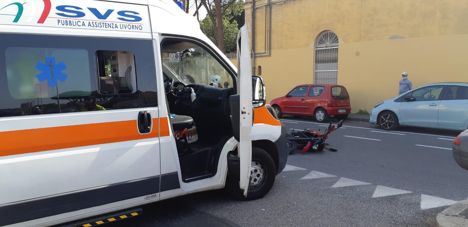 L'ambulanza della Svs di Ardenza sul posto per i soccorsi