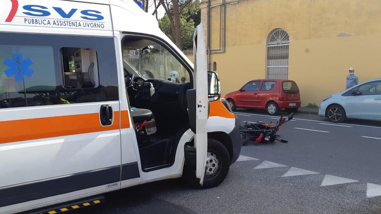 L'ambulanza della Svs di Ardenza sul posto per i soccorsi