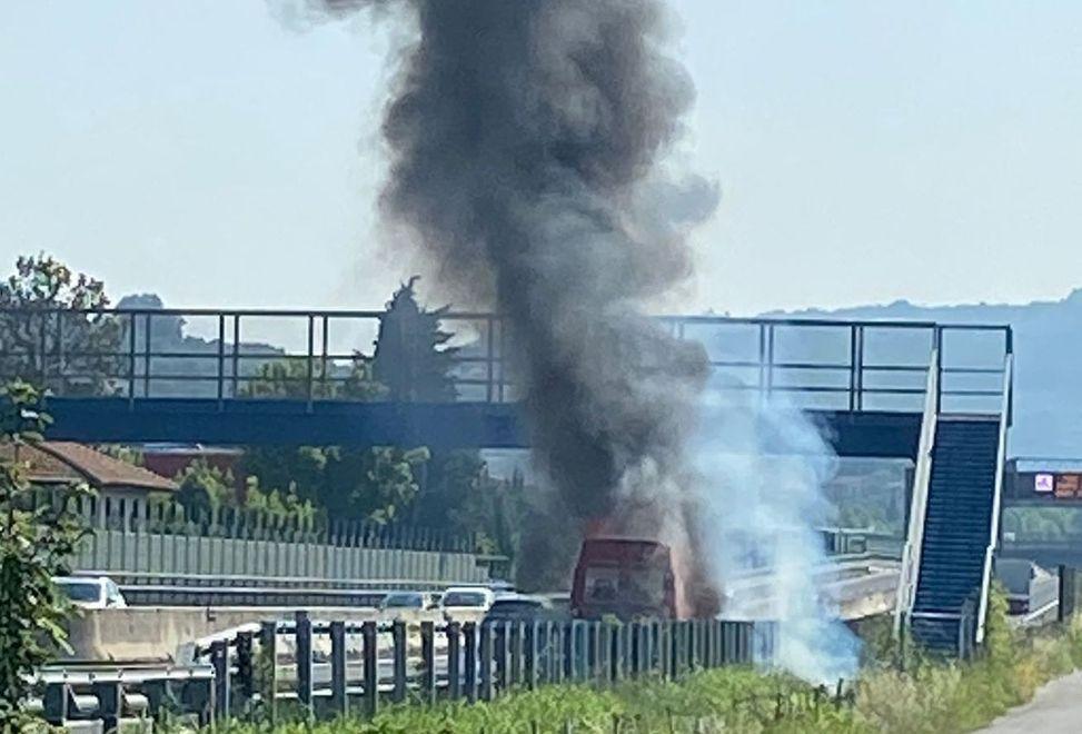 Furgone s’incendia sull’autostrada: salvo il conducente