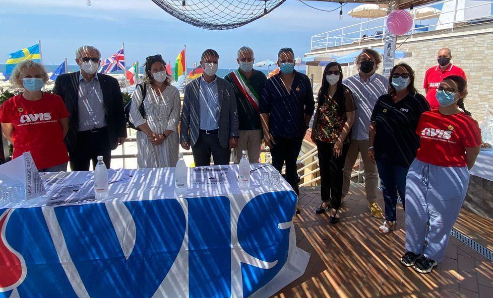 Il tour di Avis nelle spiagge per trovare donatori