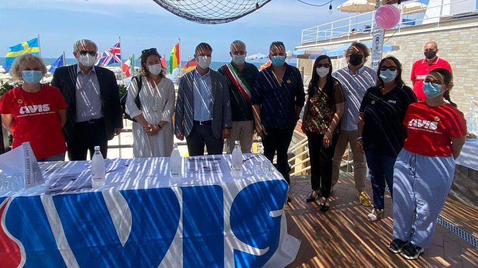 Il tour di Avis nelle spiagge per trovare donatori