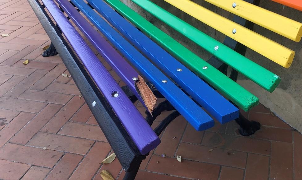La panca arcobaleno danneggiata dai vandali «Un messaggio d’odio»