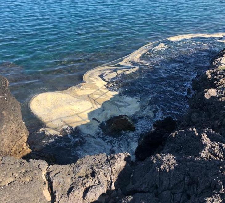 Sotto alla torre di San Pancrazio il mare è ancora invaso dai liquami 