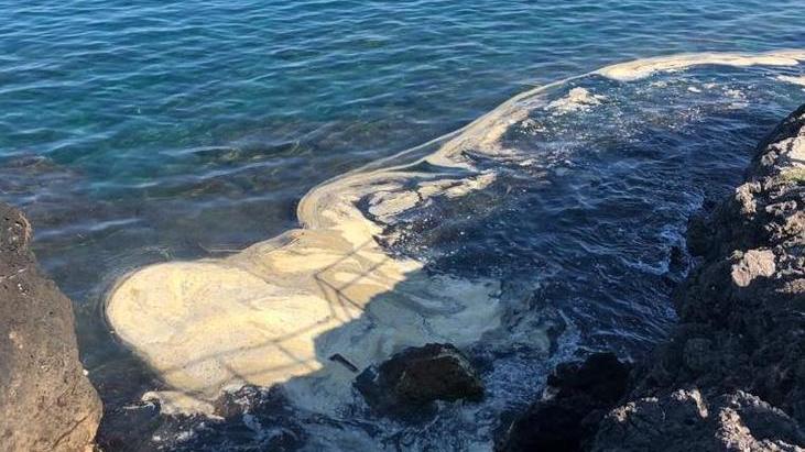 Sotto alla torre di San Pancrazio il mare è ancora invaso dai liquami