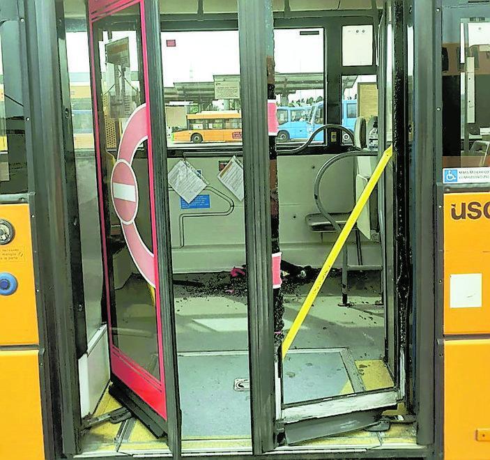 A bordo senza la mascherina poi sfonda la porta del bus 