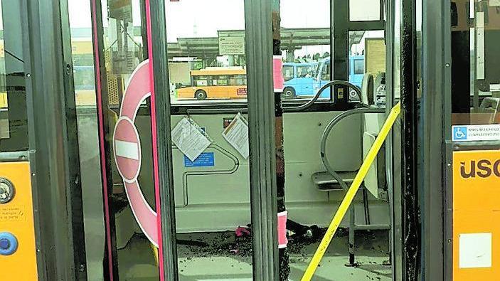 A bordo senza la mascherina poi sfonda la porta del bus