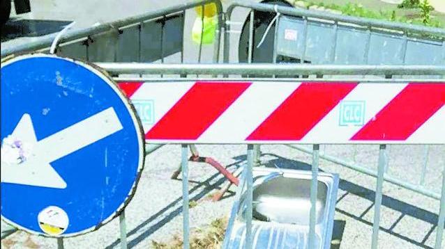 Un lavandino per coprire la buca nella strada