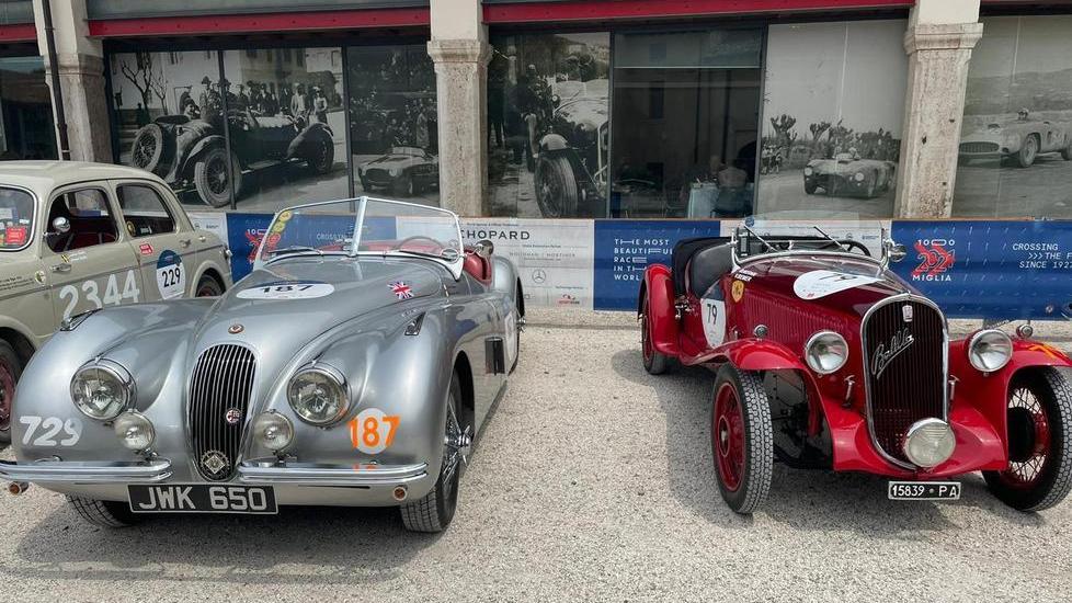 La carovana Mille Miglia oggi fa tappa a Prato in piazza delle Carceri