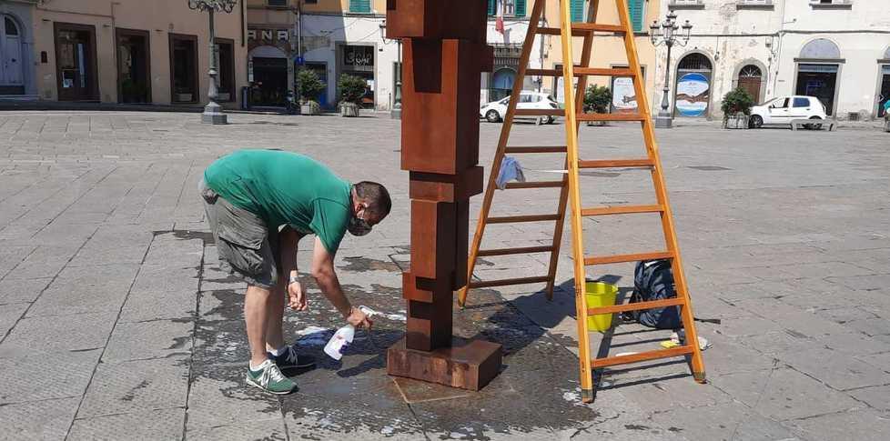 L’opera di Gormley si è trasformata nel bagno dei cani 