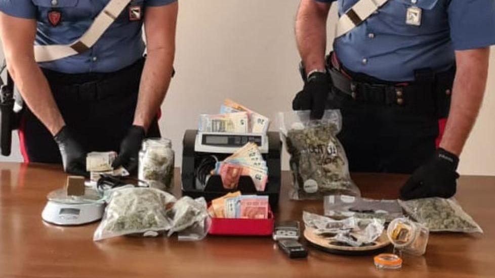 Ai domiciliari il 24enne che nascondeva la droga sotto il divano