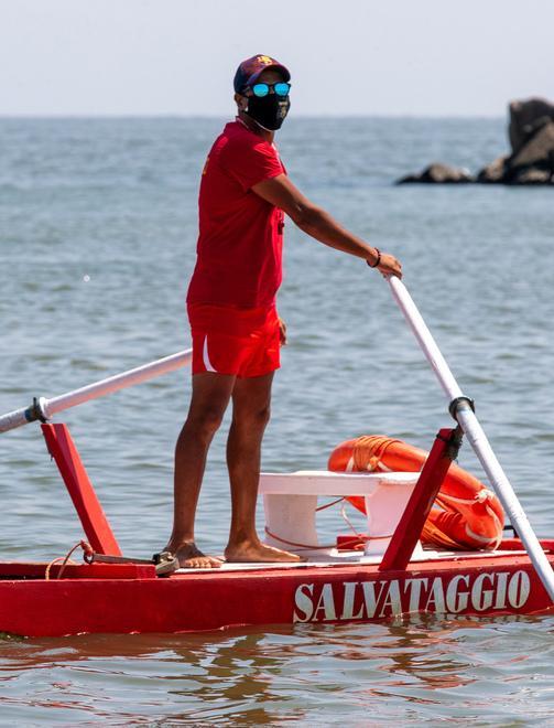 Malore in spiaggia Paura per un turista