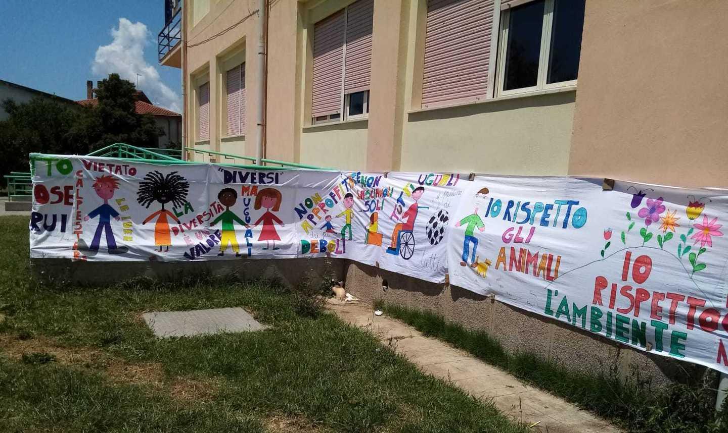 Un manifesto gigante alla scuola media di Paulilatino