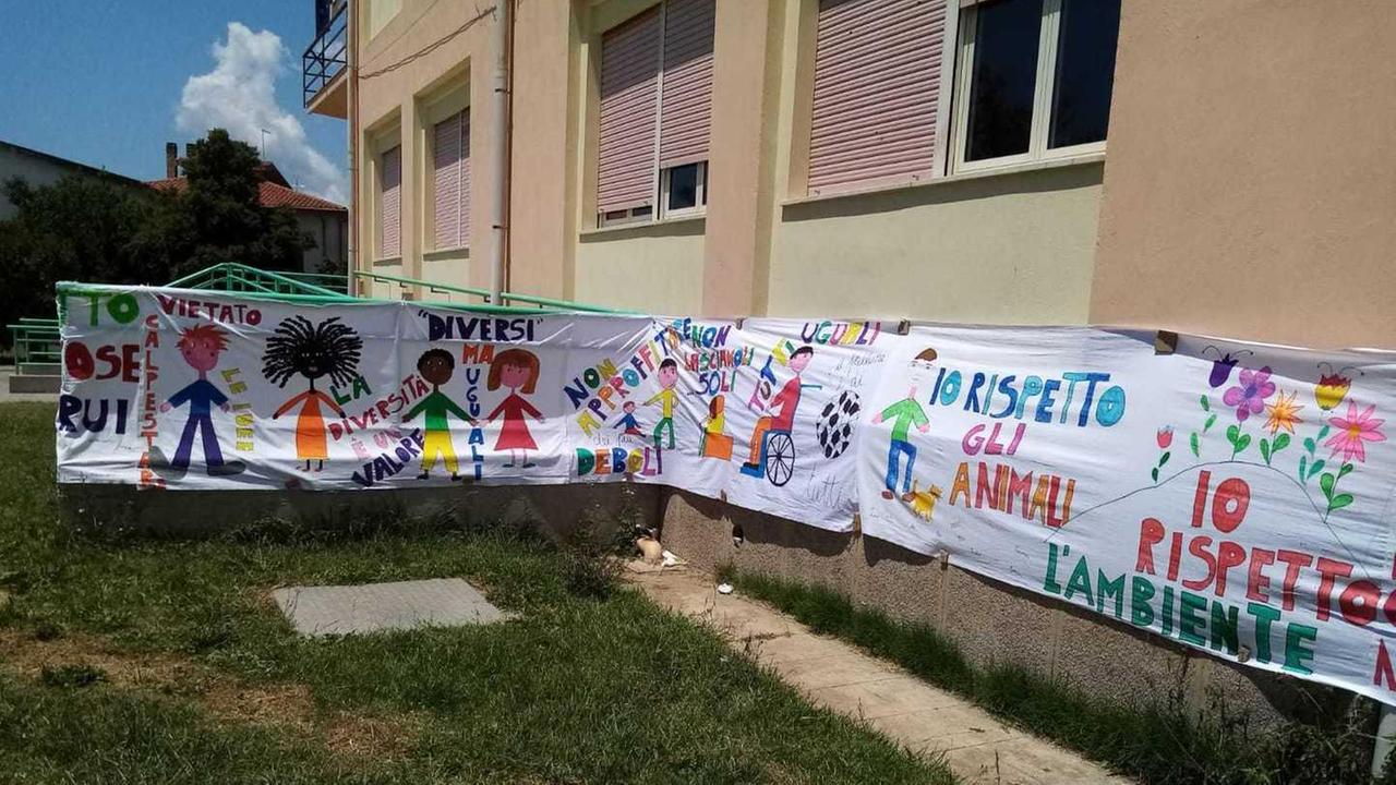 Un manifesto gigante alla scuola media di Paulilatino