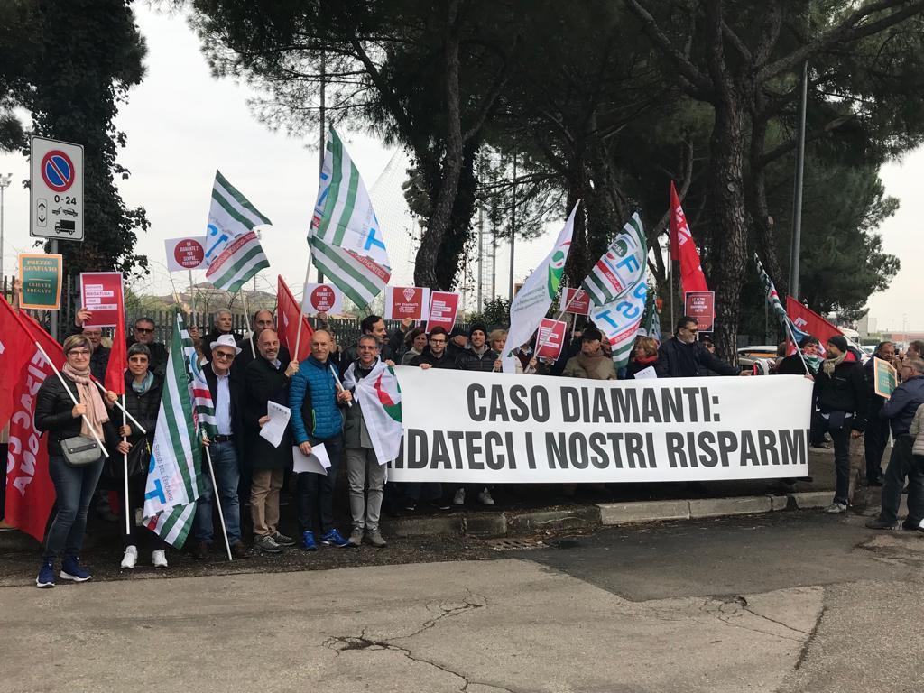 Truffa dei diamanti, 105 persone rischiano il processo: ecco chi sono. Tra gli imputati anche 21 bancari toscani