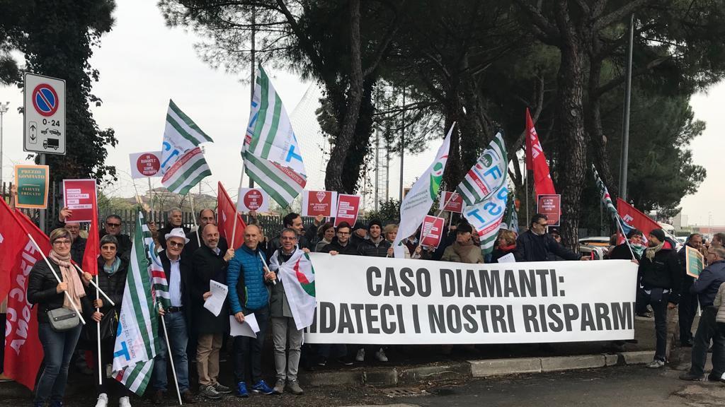 Truffa dei diamanti, 105 persone rischiano il processo: ecco chi sono. Tra gli imputati anche 21 bancari toscani