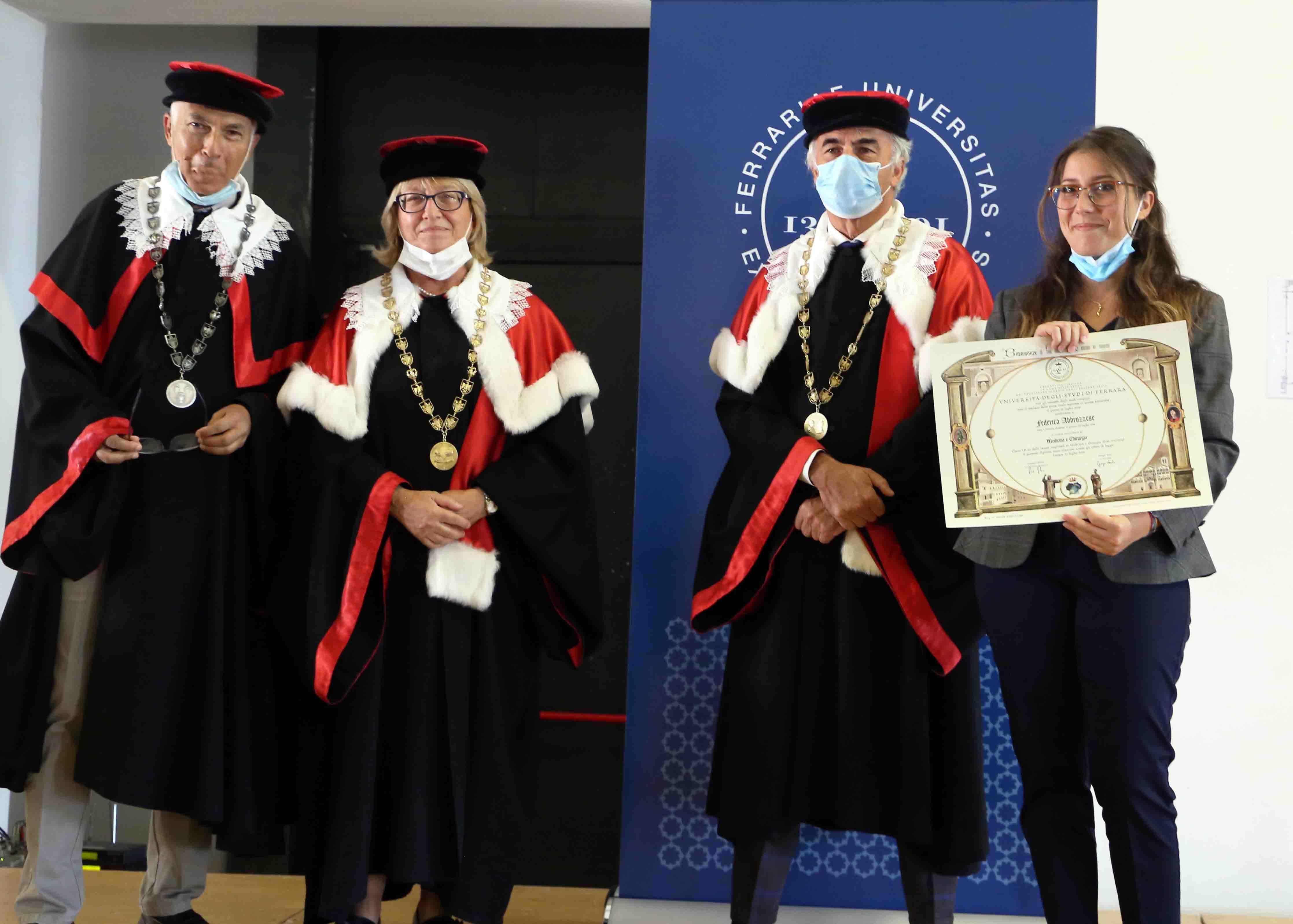 Una cerimonia di consegna dei diplomi di laurea