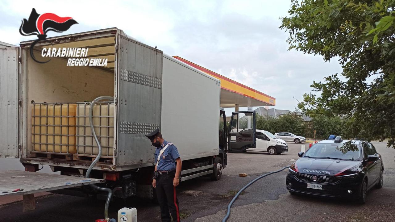 Ladri di gasolio al distributore, i carabinieri mandano a monte il colpo