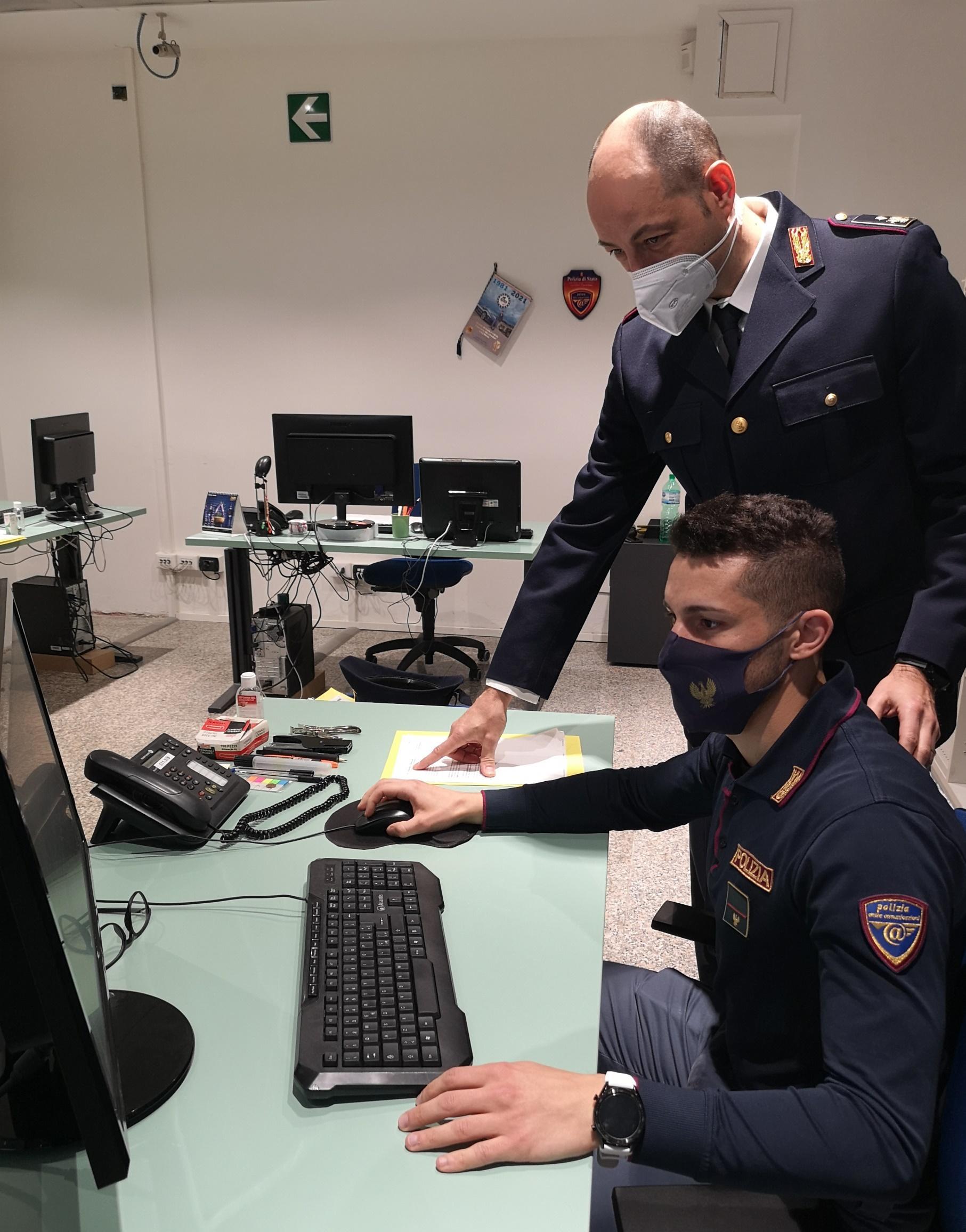 Un agente della polizia postale