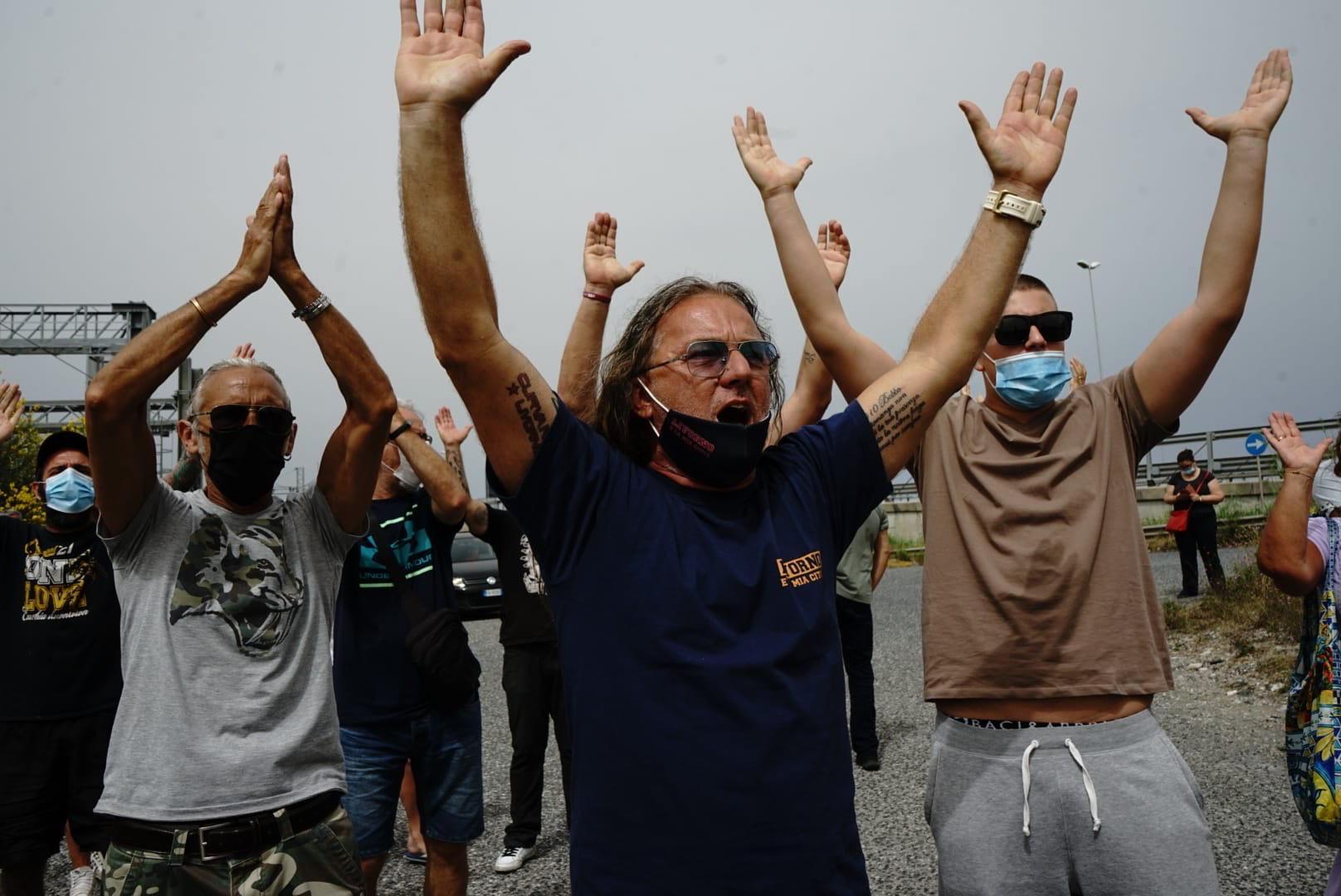 Un gruppo di tifosi durante la protesta (Stefanini Silvi)