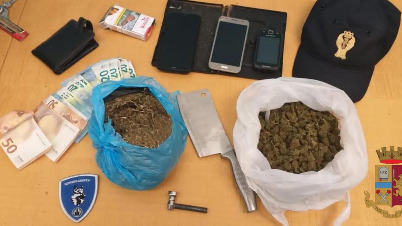 Controlli alle ex Reggiane, sequestrate una mannaia e mezzo chilo di marijuana