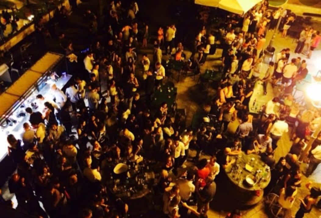 L'assembramento al Caffè degli Spiriti di Cagliari